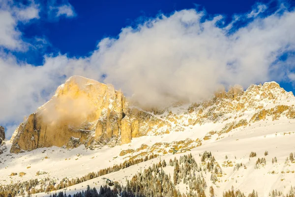 Schilderachtige Uitzicht Besneeuwde Bergen Winter — Stockfoto