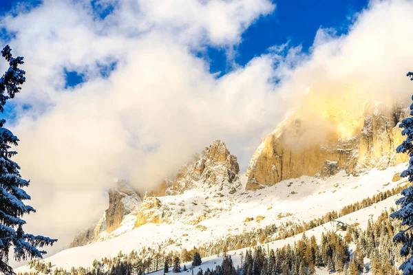 Ismarlayarak Kış Zamanında Karlı Dağların — Stok fotoğraf