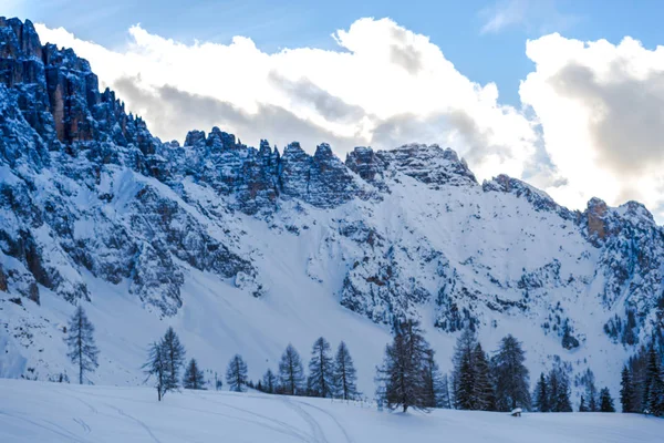 Pittoresca Vista Sulle Montagne Innevate Inverno — Foto Stock