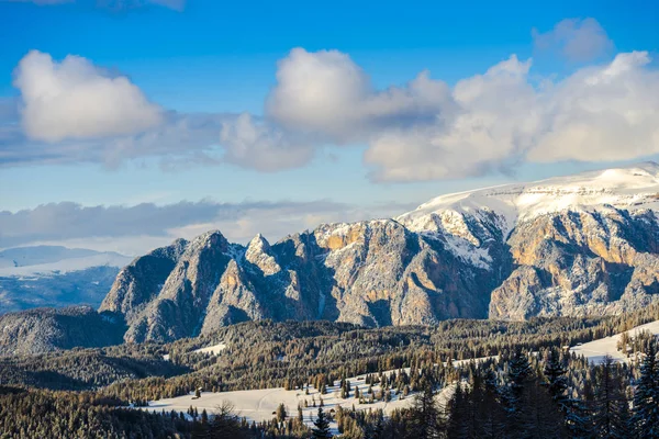 Schilderachtige Uitzicht Besneeuwde Bergen Winter — Stockfoto