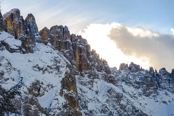 Schilderachtige Uitzicht Besneeuwde Bergen Winter — Stockfoto