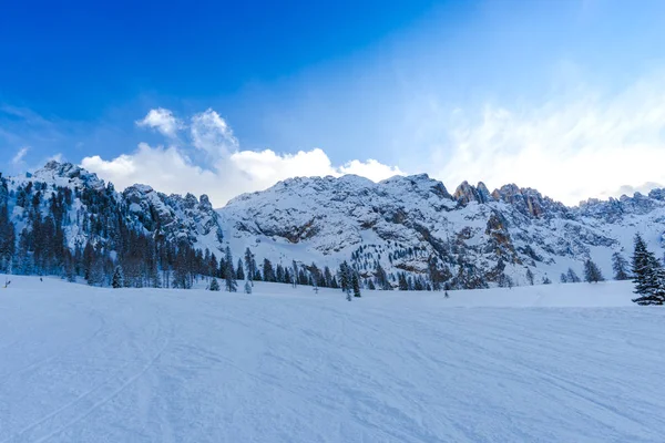 冬季に雪に覆われた山々 の美しい景色 — ストック写真