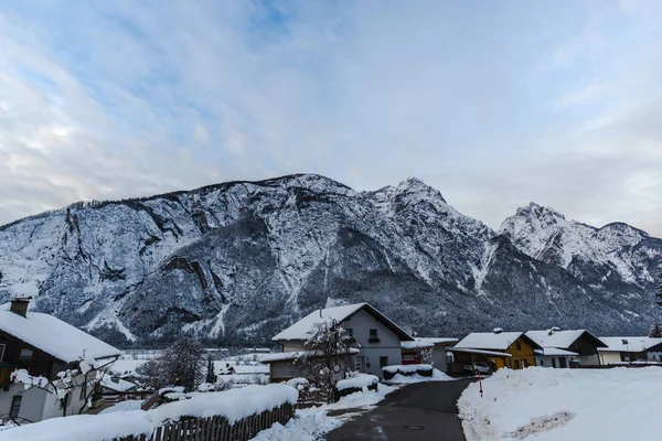 Montañas Cubiertas Nieve Invierno Pequeñas Casas Madera Pueblo — Foto de Stock