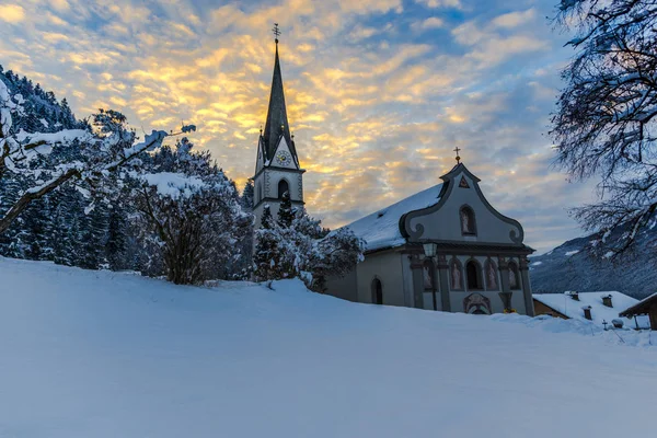 Уютная Церковь Заснеженных Горах — стоковое фото