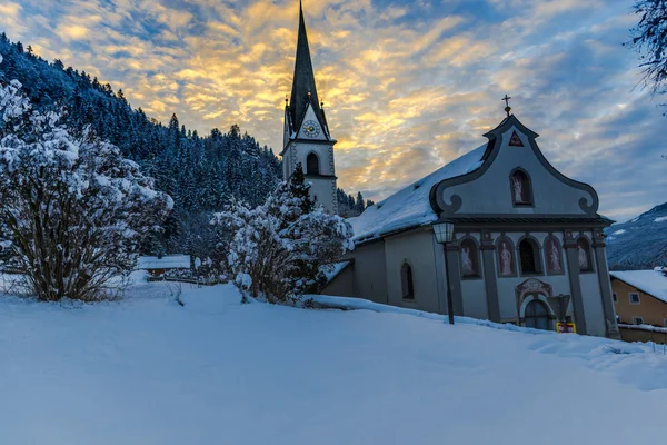 Gemütliche Kirche Hoch Den Schneebedeckten Bergen — Stockfoto