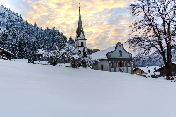 雪の山の高い居心地の良い教会 — ストック写真