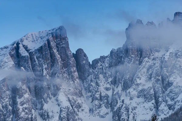 Montanhas Rochosas Nuvens Neve Inverno — Fotografia de Stock