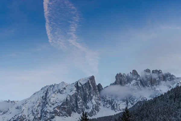 Montanhas Rochosas Neve Nuvens — Fotografia de Stock