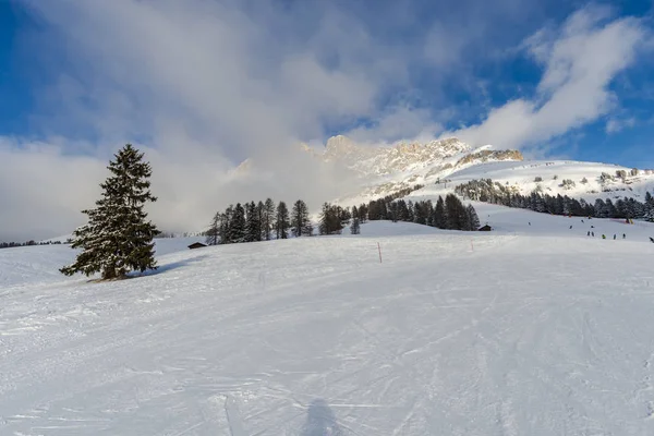 Winter Ski Resort Met Toeristen — Stockfoto