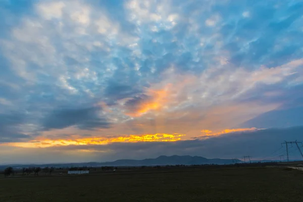 Pintoresca Vista Campo Primavera Por Noche Con Nubes Colores —  Fotos de Stock