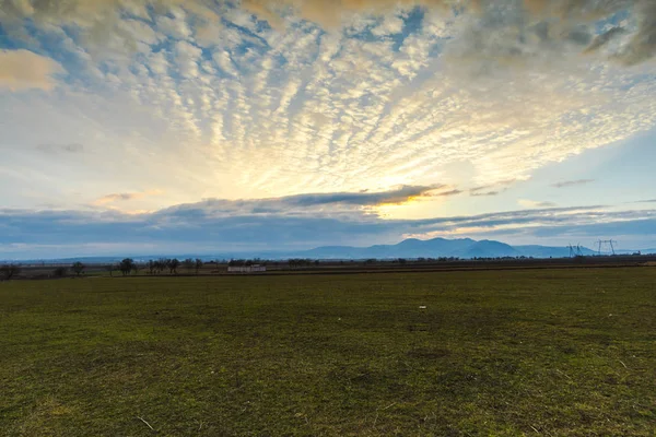 Vue Pittoresque Champ Printemps Soir Avec Des Nuages Colorés — Photo