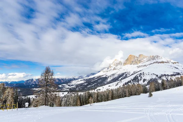 Montanhas Nevadas Rochosas Inverno Estância Esqui — Fotografia de Stock