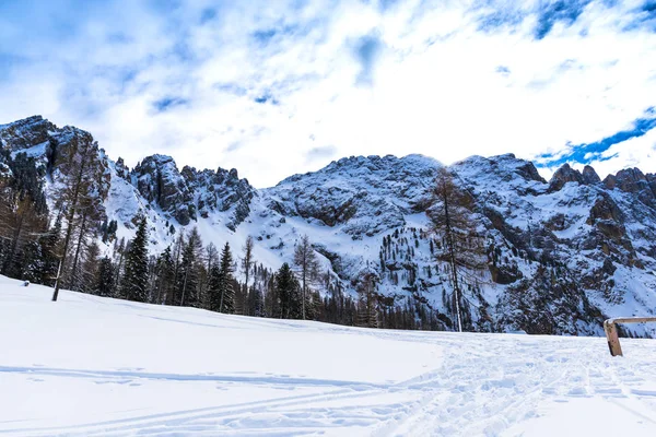 Rotsachtige Besneeuwde Winter Bergen Ski Oord — Stockfoto