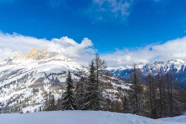 Nieve Cubierto Invierno Montañas Estación Esquí — Foto de Stock