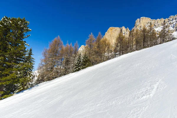 Montagne Invernali Innevate Rocciose — Foto Stock