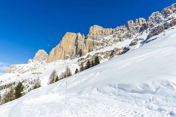 Neve Rochosa Coberto Montanhas Inverno — Fotografia de Stock