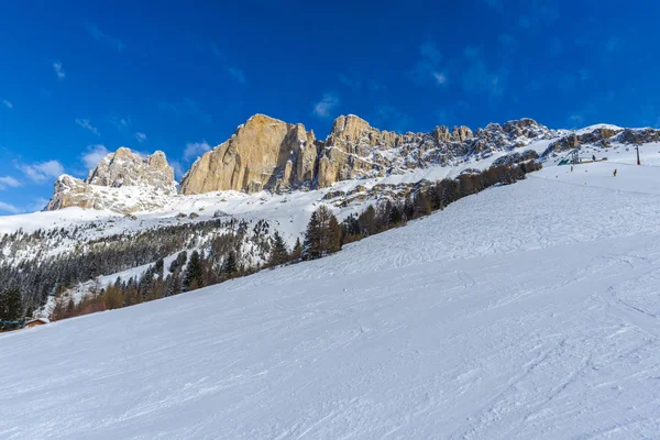 Felsige Schneebedeckte Winterberge Ruhiges Skigebiet — Stockfoto