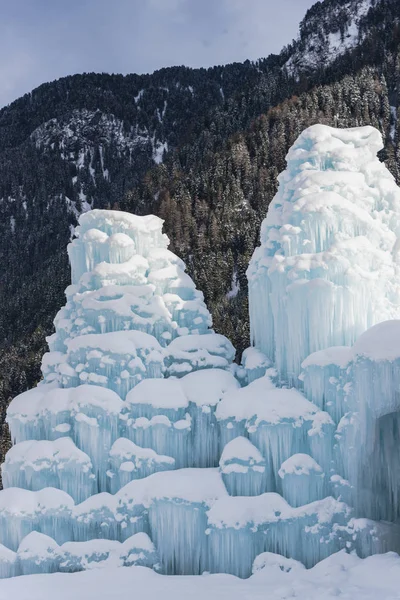 Zmrazené Vodopád Pohoří Dolomity — Stock fotografie