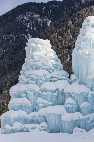 Cachoeira Congelada Nas Montanhas Das Dolomitas — Fotografia de Stock