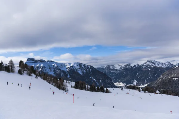 Winter Ski Resort Met Toeristen — Stockfoto