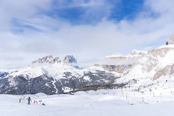 Winterskigebiet Mit Touristen — Stockfoto