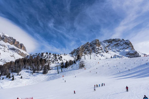 Inverno Dolomitas Montanhas Pessoas Esquiam Colina Estância Esqui — Fotografia de Stock