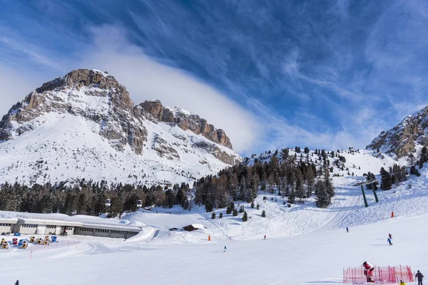 Invierno Las Montañas Dolomitas Gente Esquiando Colina Estación Esquí —  Fotos de Stock