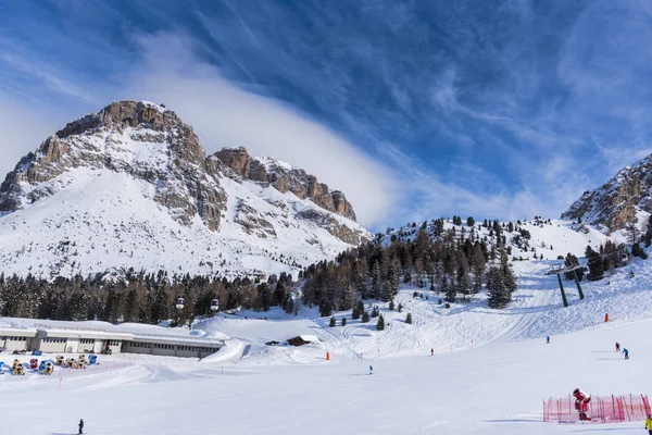 Inverno Dolomitas Montanhas Pessoas Esquiam Colina Estância Esqui — Fotografia de Stock