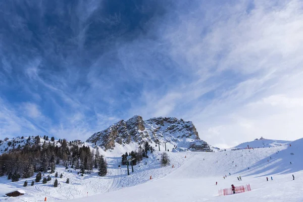 Invierno Las Montañas Dolomitas Gente Esquiando Colina Estación Esquí —  Fotos de Stock