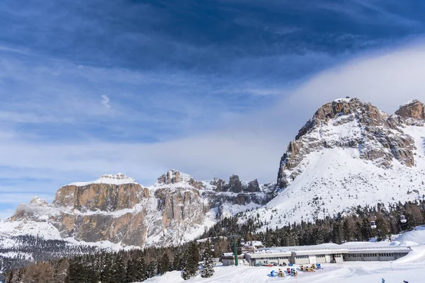 Melihat Pemandangan Resor Ski Musim Dingin — Stok Foto
