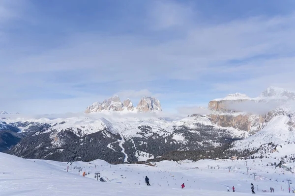 冬のリゾート地でスキーを楽しむ観光客 — ストック写真
