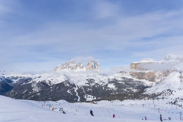 Turistas Disfrutando Esquí Estación Invierno —  Fotos de Stock