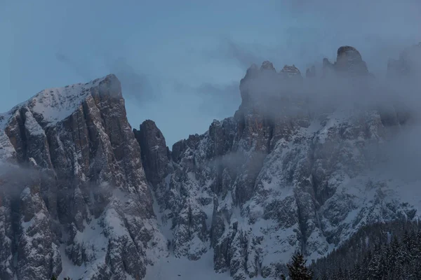 Alpes Italianos Montanhas Rochosas Nuvens Neve Férias Inverno Conceito Viagem — Fotografia de Stock