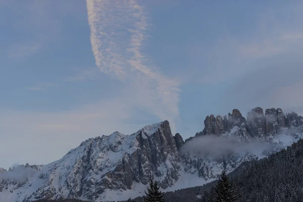 Итальянские Альпы Скалистые Горы Облаках Снегу Зимние Каникулы Туристическая Концепция — стоковое фото