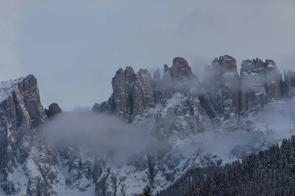 Alpes Italianos Montanhas Rochosas Nuvens Neve Férias Inverno Conceito Viagem — Fotografia de Stock