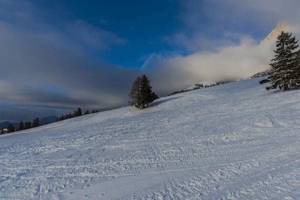 Comprensorio Sciistico Inverno Montagne Cielo Azzurro Con Nuvole Piste Sci — Foto Stock