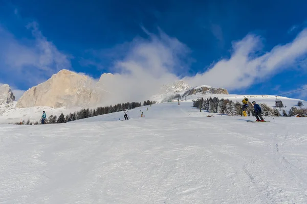 Estación Esquí Las Montañas Invierno Esquiador Deportivo Persona —  Fotos de Stock