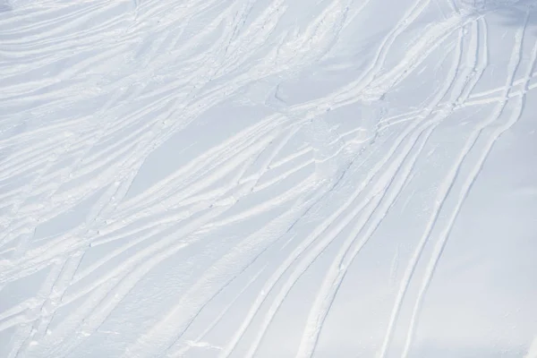 雪覆盖的景观在冬天和滑雪轨道线 — 图库照片