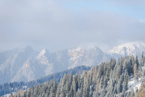 Italiaanse Alpen Rocky Mountains Wolken Sneeuw Winter Vakantie Reizen Concept — Stockfoto