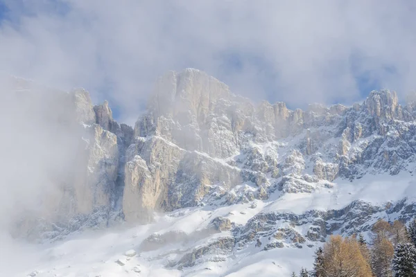 Dolomites Dağlar Talyan Alpler Rocky Dağları Bulutlar Içinde Kışın — Stok fotoğraf