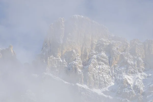 구름에 Dolomites 이탈리아 알프스로 산맥에 — 스톡 사진