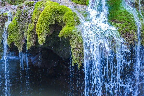 Cascata All Inizio Della Primavera — Foto Stock