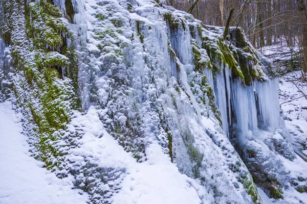 山与冻结的瀑布 早春自然 — 图库照片