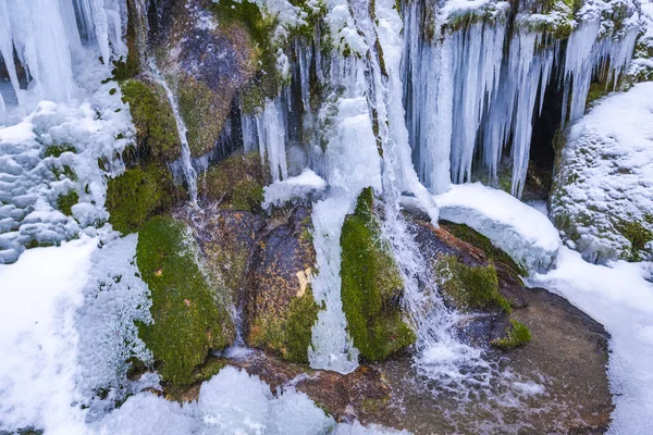 Montanha Com Cachoeira Congelada Início Primavera Natureza — Fotografia de Stock