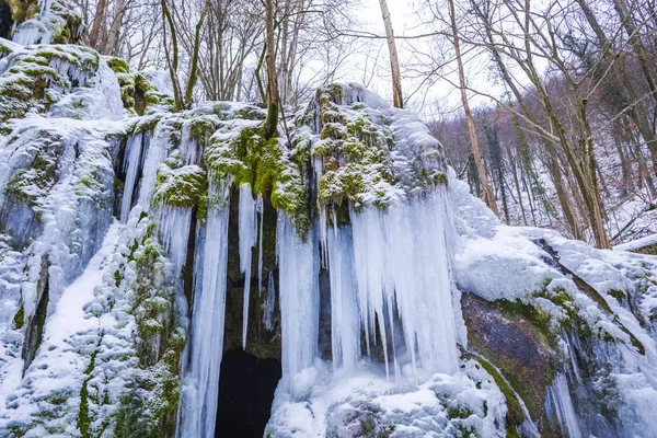 Montanha Com Cachoeira Congelada Início Primavera Natureza — Fotografia de Stock