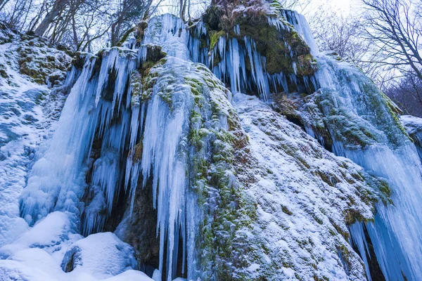 Montanha Com Cachoeira Congelada Início Primavera Natureza — Fotografia de Stock