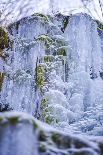 Berg Med Frusna Vattenfall Tidig Vår Natur — Stockfoto