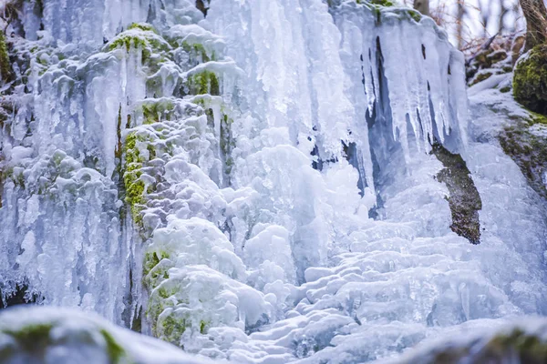 山与冻结的瀑布 早春自然 — 图库照片