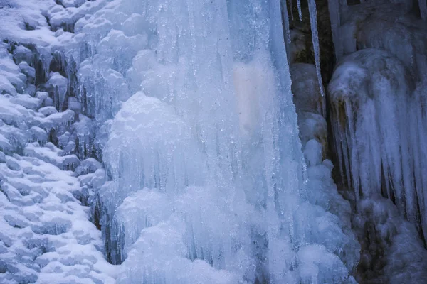 Şelale Buz Sarkıtları Kışın Donmuş Doku Yüzey Kapatmak — Stok fotoğraf