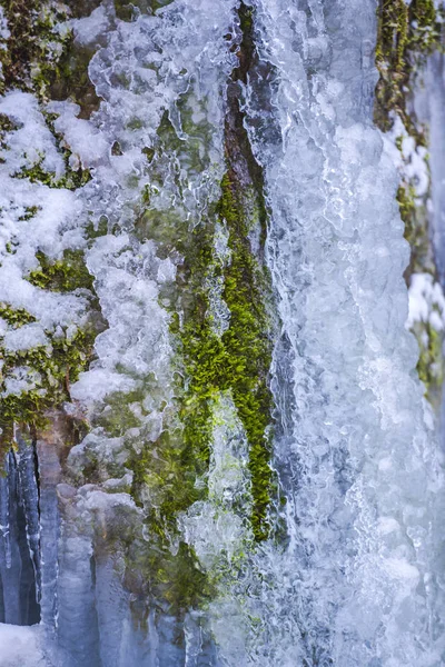 Montanha Com Cachoeira Congelada Início Primavera Natureza — Fotografia de Stock